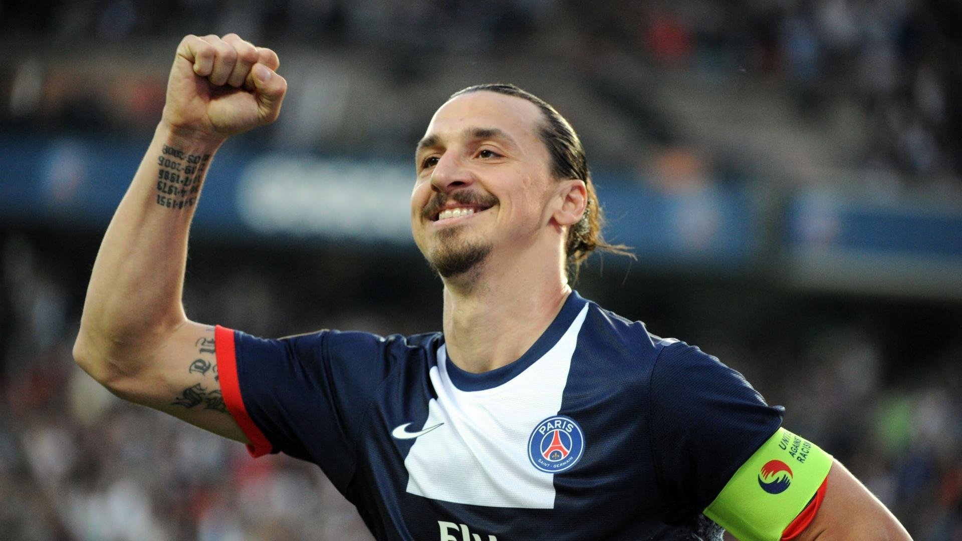 激动瞬间!李明突破防守,妙传助攻张伟得分!,李明is